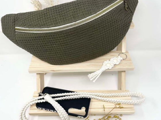 1 sac banane, 1 cordon de téléphone en macramé et 1 porte clés assorti