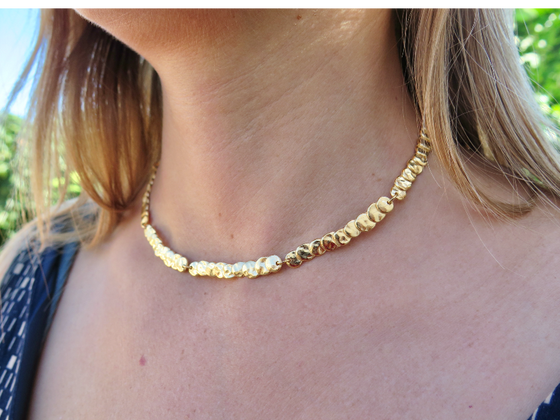 Collier martelé ajustable doré à l'or fin 24 carats