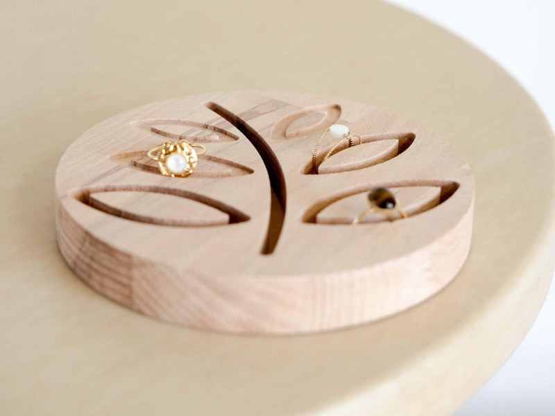 Porte bague en bois aux inspirations végétales