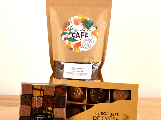 Assortiment de chocolats, accompagné d'un sachet de café de spécialité