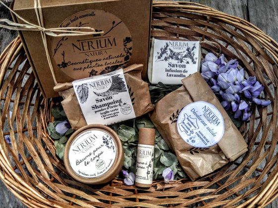 Coffret cosmétiques : savon, shampoing, déodorant, baume et stick